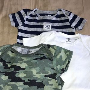 Bundle of 3 onesies (6 mo +)